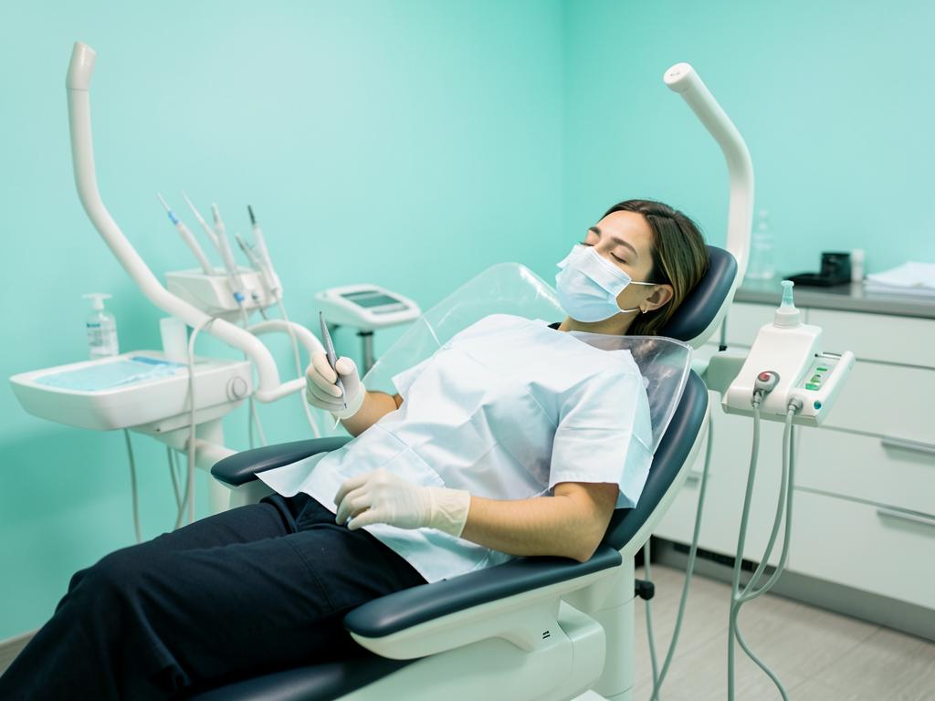 Pacjentka podczas bezbolesnego leczenia endodontycznego